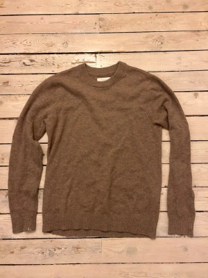 Stickad tröja strlk S - Säljer min sjukt snygga beige stickade tröja ifrån Jack and Jones. Strlk S. Sparsamt använd pris 300kr. Skriv gärna om ni har frågor 