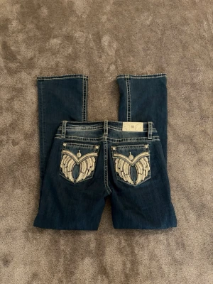 Bootcut Miss Me jeans 28 - Jättefina jeans från Miss Me i storlek 28, passar S/M. I jättefint skick och inga defekter. 💞 bara att skriva vid frågor😊