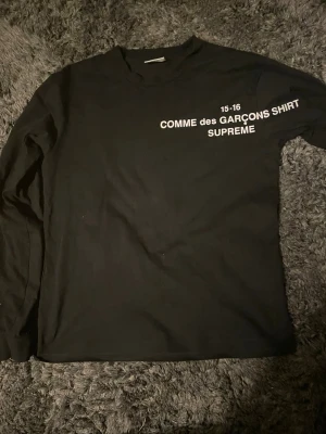 Supreme x Comme des garçons long sleeve - Nej du drömmer inte, den är faktiskt ute till försäljning! Säljer nu denna helt sjukt snygga Comme des garçons x Supreme long sleeven! Tröjan är högt eftertraktad och går bara att hitta hos återförsäljare, och självklart finns här äkthetsbevis att se! Tröjan är i 100%, är perfekt för alla årstider och är i storlek S, vilket gör den lite för liten för mig. Tveka inte att höra av er vid eventuella frågor eller liknande! Pris kan diskuteras vid snabb affär