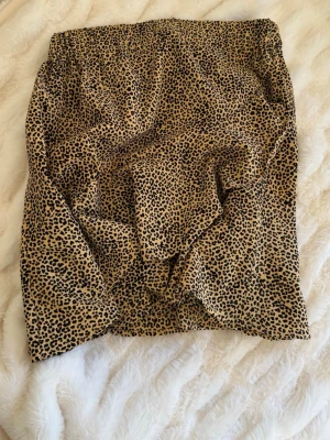 Leopardmönstrad kortkjol - Säljer en snygg kortkjol med leopardmönster i beige och svart. 