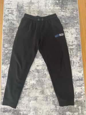 Svarta mjukisbyxor från Hoodrich - Säljer ett par Svarta byxor från Hoodrich efter de passar inte mer och inte använt på ett bra tag, Storleken är XL-13-15Y, priset kan diskuteras