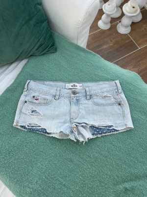 Hollister lågmidjade jeansshorts  - Storlek W28 ~ M. Rakt över midjemått: 41cm. Gren: 18cm. Skickas inom 24h. Se liknande plagg i min profil! 