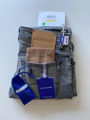 Grå jeans från Jacob Cohën - Nypris 4000 minst jag säljer för 1599 de är bara att skriva om de skulle vara några frågor. Priset går såklart att sänka! 