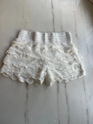 Vita spets shorts  - Vita spets shorts, står ingen storlek men de passar xs-m
