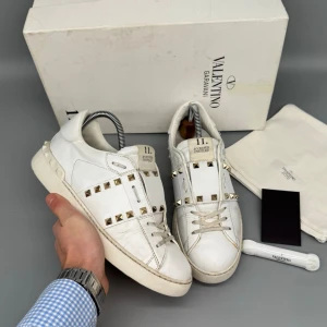 Valentino Rockstud | 39 - Valentino Rockstud skor i väldigt fint skick! Storlek 39. Orginal kartong, extra snören, och dustbag medkommer! Hör av er vid funderingar. Skorna är rengjorda för hands så de är betydligt mycket renare.