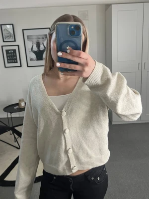 Beige kofta - En beige kofta från only i storlek M men passar mig som egentligen har XS/S. Den är i ett ganska bra skick