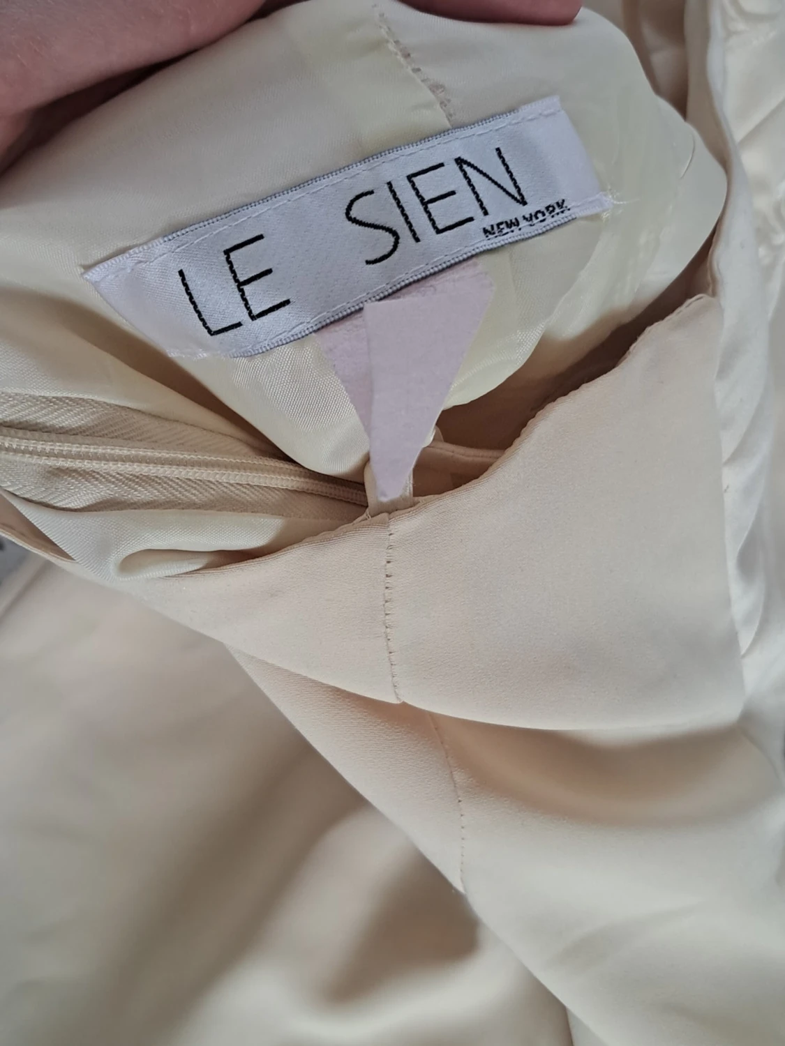 Champagnefärgad kort klänning med pärldetaljer - 2