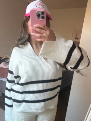Vit stickad tröja med svarta ränder - Säljer denna randiga stickade tröjan från ONLY. Aldrig använt med lappen på💕 