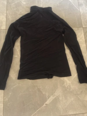 Svart konståknings sop up från sagester - Svart sip upp från sagester bra för konståkningsträningar. På kanten av tröjan är sagester inpräntat på toppen av ryggen är det ett S i rignstones. Säljer då jag slutat. Nypris något över 1000