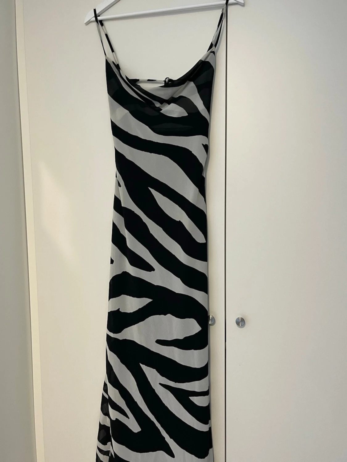 Zebramönstrad långklänning med smala axelband