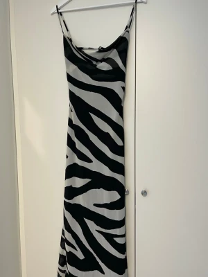 Zebramönstrad långklänning med smala axelband - Zebraklännig från perfect stranger I storlek 38, men passar en som vanligtvis har S. Endast använd en gång.