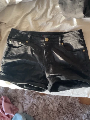 Lågmidjade svarta shorts - Snygga låg midjade svarta shorts från Even&Odd. Säljer då de inte passar längre tyvärr. Perfekta inför sommaren!!💞💞 