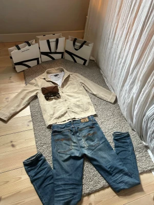 Beige overshirt från Zara - Säljer en shysst overshirt ifrån Zara som aldrig används  Den är distressed det menas att den är medvetet sliten för en vintage skön look  Priset är inge hugget i Sten  och hör av dig vid frågor   Strl :152  (den är inte för liten för mig som är 167)
