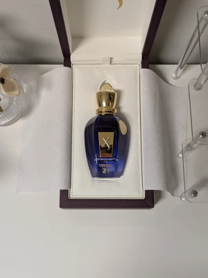 Torino parfym - Hej! Säljer denna sjukt unika och fina doft från Xerjoff Torino 21. Nypris: ~ 1450kr 🥀 | vårt pris: 799kr ✅ • Noter: Basilika, citrus, mynta och timjan. Sjukt god doft för kommande sommar, ca 40/50ml kvar, bedöms via bilderna, förvaras mörkt och svalt. Jag tycker doften räcker väldigt länge för att vara en sommar doft. Självklart äkta ✅ | kanske har kvitto? Inte helt säker men kan kolla via intresse av köp! Doftar unikt, inte riktigt som din vanliga sommar parfym, hör av er 💬 