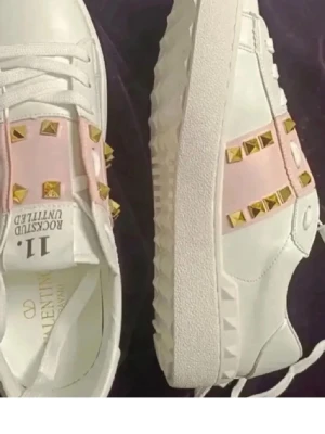 SÖKER valentino dessa - Söker i stolek 39 som inte ser andvönda ut 