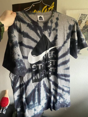 Nike DSM Dover Street Market T-Shirt batik - From a DSM London archive sale. Fits rather tight (measurements can be provided) // size L according to tag but I’d say it fits like an M // 