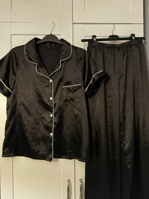 pyjamasset - svart pyjamasset i satin! säljs pga. tyvärr för liten för mig, endast testad 🫶