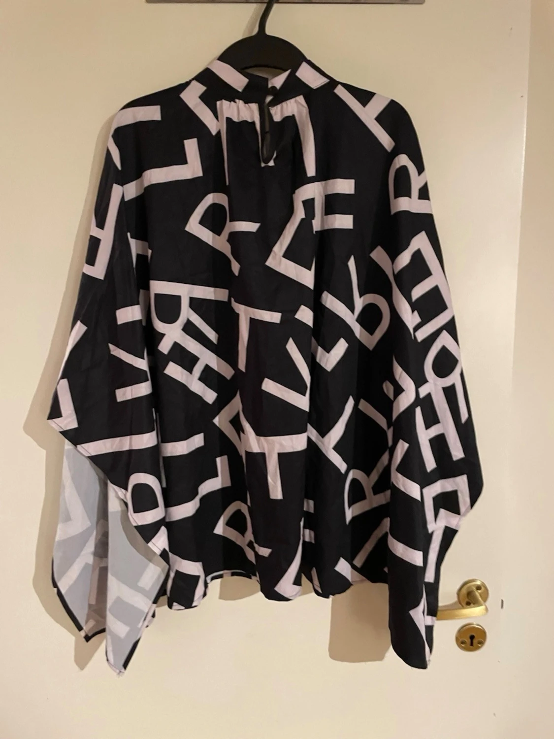 Svartvit blus med grafiskt mönster - 1