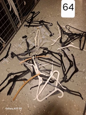 Blandade galgar i plast och trä - Säljer ett större gäng galgar i olika färger och former, både svarta, vita, gråa och enstaka i trä. Perfekt för att organisera garderoben eller hänga upp kläder. Galgarna är av plast och trä och har olika design, vissa med klämmor.