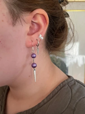 Lila handgjorda pärlor örhängen med nitar  - Jag skapar dessa örhängen av noggrant utvalda pärlhalsband från secondhand – ett medvetet val för att ge vackra material ett nytt liv. Alla örhängen är handgjorda och säljs i par 💖🫶🏻⚜️