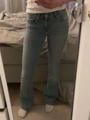 blåa jeans - blås lågmidjade jeans från lager 157, storlek xxs/full length! knappt använfa