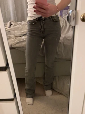 gråa jeans - gråa biotcut jeans från gina tricot, storlek 32