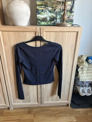långärmad tröja - mörkblå långärmad tröja, använd 1 gång💞 så super fint skick, och har öppen rygg. Storlek 170 men funkar lika som XS å så, från gina!