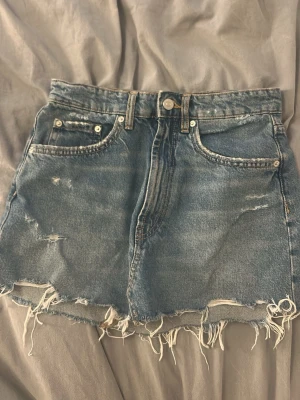 Blå jeanskjol med fransig kant - Vanlig snygg Basic jeanskjol från Zara, nästan aldrig andvänd. 💞