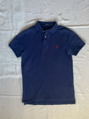 Marinblå pikétröja Polo Ralph Lauren | M - Klassisk marinblå pikétröja från Polo Ralph | Skick: Mycket bra | Strl: M | Nypris: 1299kr | Hör av dig vid funderingar⁉️ 