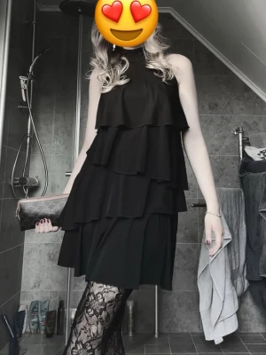Svart klänning - Säljer den här super snygga svarta klänningen från Edited! Bilderna är från min tiktok för jag har på mig den. Kan skicka närmare bil om du vill, bara att skriva!❤️
