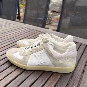 Louis Vuitton Gats - Säljer ett par Louis Vuitton Luxembourg sneakers i off-white/beige i storleken 6 1/2 vilket motsvarar CA 42 i LV size. Sparsamt använda och otroligt sällsynta👟Stilrena och lätta att matcha, nyrpis: 7.000-8.000:-, Mitt pris: 3999:- / Bara att höra av sig vid ytterligare funderingar!👌🏼👌🏼 (Unisex)