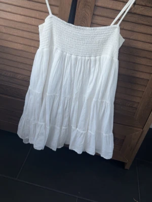 Zara klänning - Säljer denna vita klänning från Zara i storlek m. Säljer pågrund av att jag tycker den är lite för kort för min smak. 