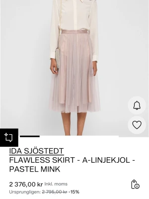 Pastellrosa A-linjekjol Ida Sjöstedt - Säljer en drömmig A-linjekjol från Ida Sjöstedt i en mjuk pastellrosa nyans. Kjolen är lång, har flera lager tunn tyll och ett slätt innerfoder som ger ett elegant fall. Perfekt för dig som vill ha en romantisk och luftig look.