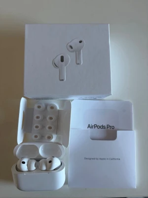 AirPods Pro 3 (2025) helt oanvända – garanti kvar + originalbox - AirPods Pro (2025) – helt oanvända, endast öppnade 🎧  Säljer ett par AirPods Pro (2025) i nyskick. Endast öppnade för att kontrollera att allt fungerar – aldrig använda.  • Skick: 10/10 – som nya   • Inga ear tips har använts   • Inga märken eller repor   • Fullt original: USB-C laddfodral, silikonproppar i flera storlekar + kartong. • Apple-garanti finns kvar   • Serienummer kan delas för äkthetskontroll    Nypris ca 2995 kr – säljes då de inte kommer till användning.