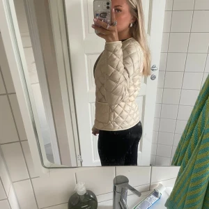 Uniqlo jacka - Säljer denna då den itne kommer till användning, den är i bra skick med några få fläckar som inte är så tydliga!🥰