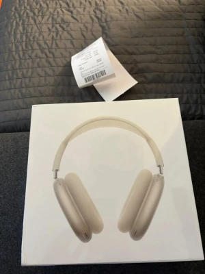 Apple AirPods Max silver hörlurar - Äkta!! Nypris 5500kr Säljer ett par Apple AirPods Max i färgen silver. Over-ear design med mjuka öronkuddar och justerbart huvudband i metall och mesh. Grym ljudkvalitet, aktiv brusreducering och stilren look. Perfekt för musik, gaming eller film.