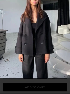 Design by si kappa - Svart kappa från design by si. Saknar en knapp där av priset💕