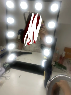 Svart sminkspegel med LED-belysning - Stilren sminkspegel i svart med rektangulär form och inbyggd LED-belysning runt kanterna. Går o ändra färgerna till en varm, kall o normal färg och ljuststyrkan på dom, säg till om ni vill ha mer bilder