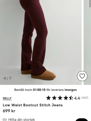 Vinröda Lowwaist bootcut jeans Nelly  - Jätte fina vinröda Lowwaist bootcut jeans från Nelly.com i storlek 32/ short. Byxorna har fem fickor, två knappar och en dragkedja som spännen. Väl använda sen ungefär 3 månader tillbaka, men i super fint skick. Lite långa på mig så har behövt vika upp 3-4 centimeter (är 158cm). Inget trasigt eller fult på byxorna. Priset är ej spikat i sten. Original pris 699 kr.