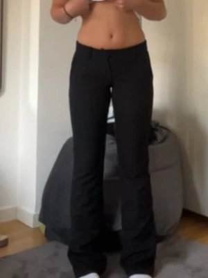 Lågmidjade kostymbyxor  - Lågmidjade kostymbyxor från BikBok, storlek 34, jättefint skick🩷