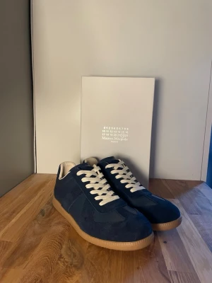 Maison Margiela gats  - Maison margiela gats, storlek 41-42. Mörkblå, låda tillkommer. Kan gå ner i pris vid snabb affär