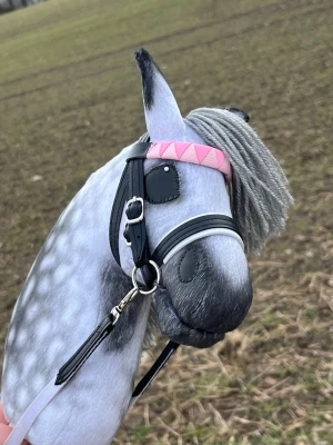 Grå käpphäst  - Säljer en handgjord käpphäst i grått med vita prickar och svart nos. Hästen har man av grått garn och svarta öron. Perfekt för dig som gillar hobbyhorsing och vill ha en unik häst.