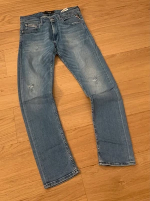 Replay jeans - Säljer ett par riktigt snygga Replay jeans med slitningar och tvätt. Skicket är 9/10. Storleken är W30, L32. Priset är 699kr. Kan sänkas.