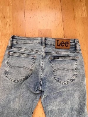 Ljusblå bootcut jeans från Lee - Säljer ett par ljusblå bootcut jeans från Lee. Jeansen är slitna längs ner men annars i bra skick ❤️🌸1000 kr nypris, säljer för halva priset! 