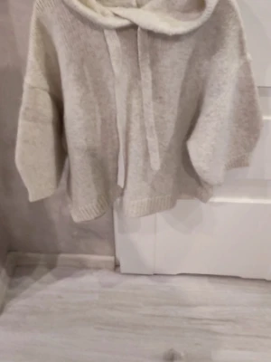 Stickad hoodie - Stickad trekvartsärmad hoodie, köpt på vinted!