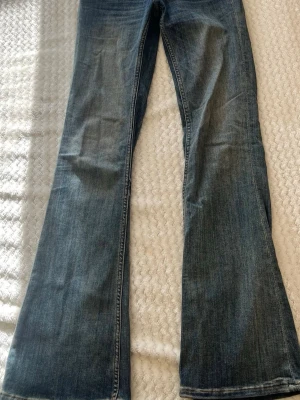 Blå bootcut jeans med utsvängda ben - Ett paket med två cheap Monday jeans i storlek 27/32