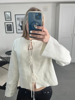 Vit kofta - Säljer en helt ny vit kofta från Gina! 