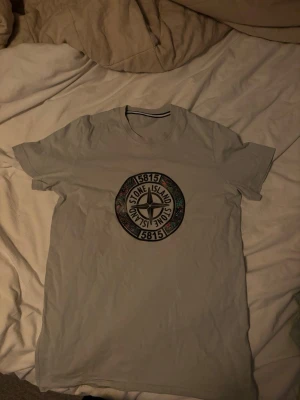 Vit Stone Island t-shirt med tryck - Äkta stone Island storlek S aldrig använt 