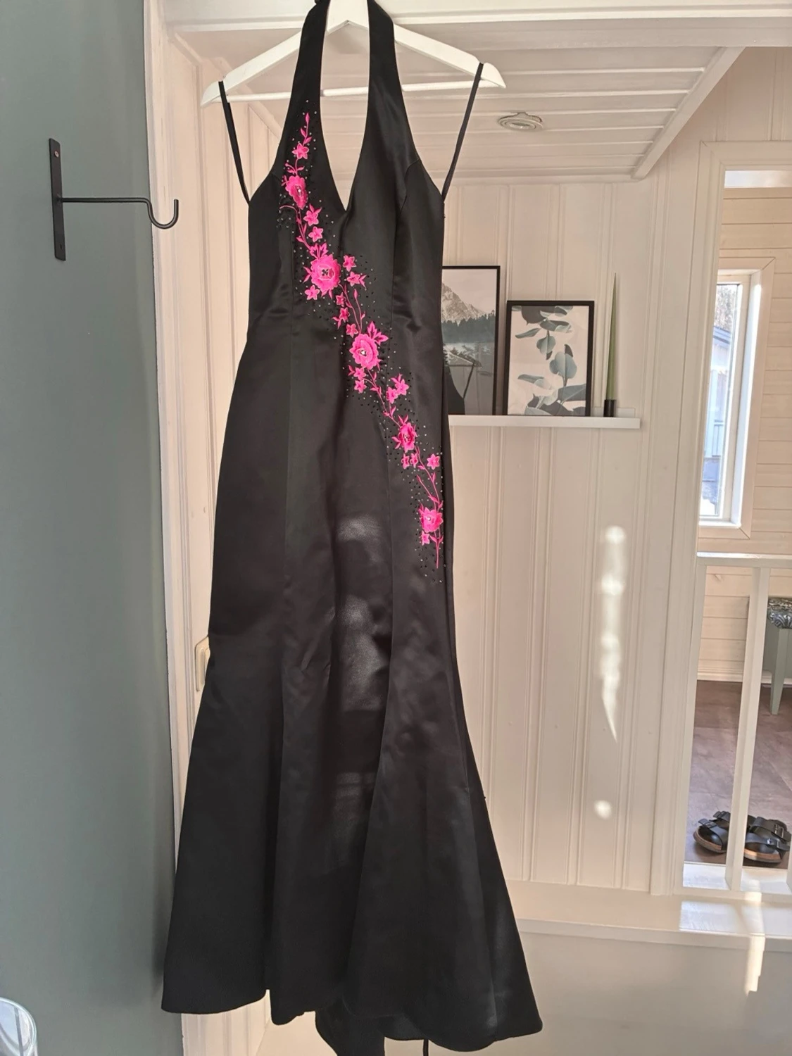 Svart klänning med rosa broderi Gino Cerruti