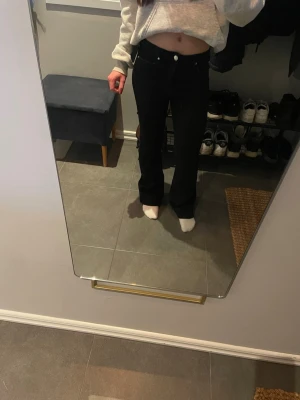 Svarta bootcut jeans från L.A.B - Snygga svarta bootcut jeans från L.A.B med klassisk femficksdesign. Perfekta för både en vardaglig och uppklädd outfit. Midjemått: 32 cm, Innerbenslängd: 68 cm. Priset kan diskuteras, skriv om ni har några frågor💕